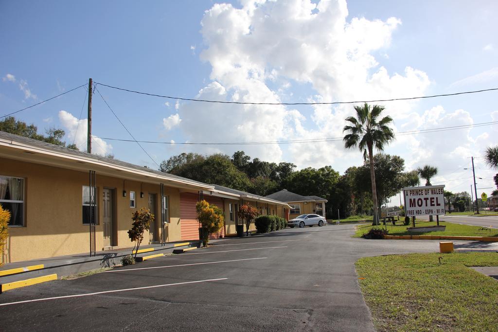 Prince Of Wales Motel Лейк Уелс Екстериор снимка