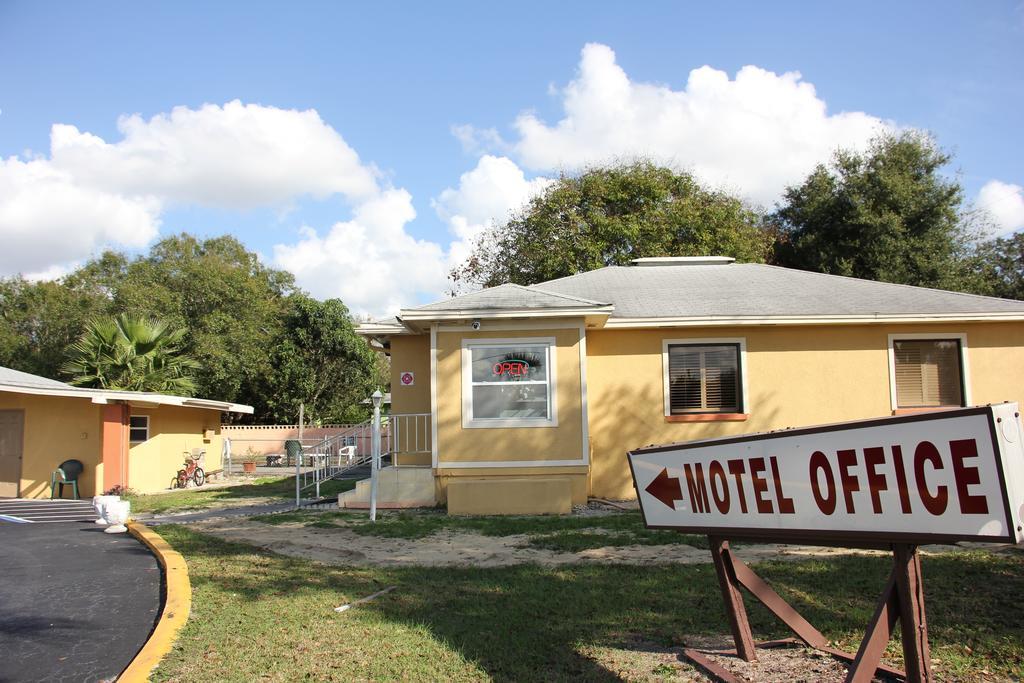 Prince Of Wales Motel Лейк Уелс Екстериор снимка