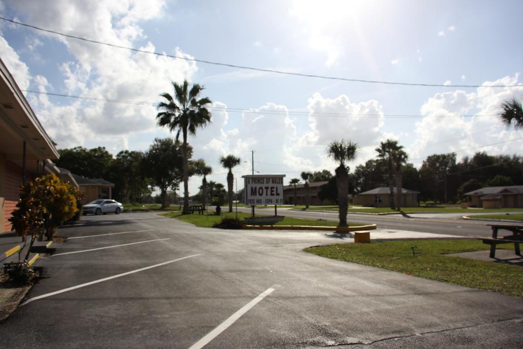 Prince Of Wales Motel Лейк Уелс Екстериор снимка