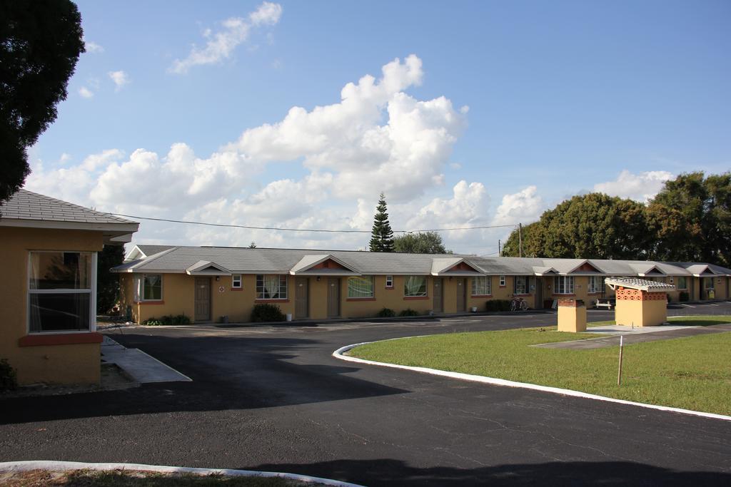 Prince Of Wales Motel Лейк Уелс Екстериор снимка