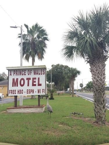 Prince Of Wales Motel Лейк Уелс Екстериор снимка