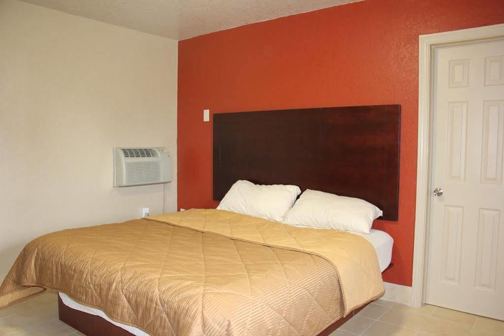 Prince Of Wales Motel Лейк Уелс Екстериор снимка