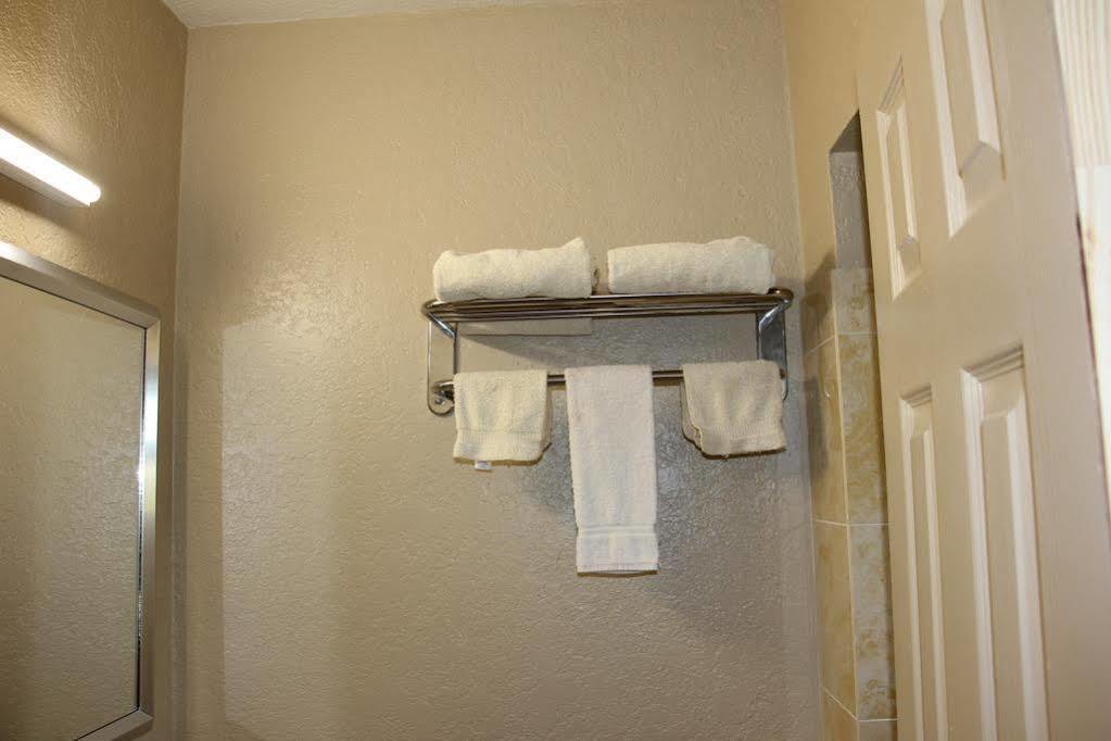 Prince Of Wales Motel Лейк Уелс Екстериор снимка