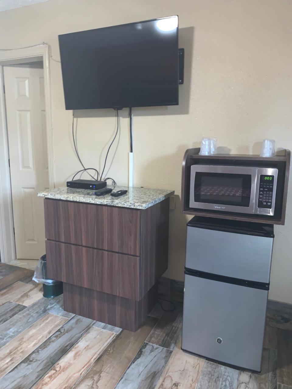 Prince Of Wales Motel Лейк Уелс Екстериор снимка