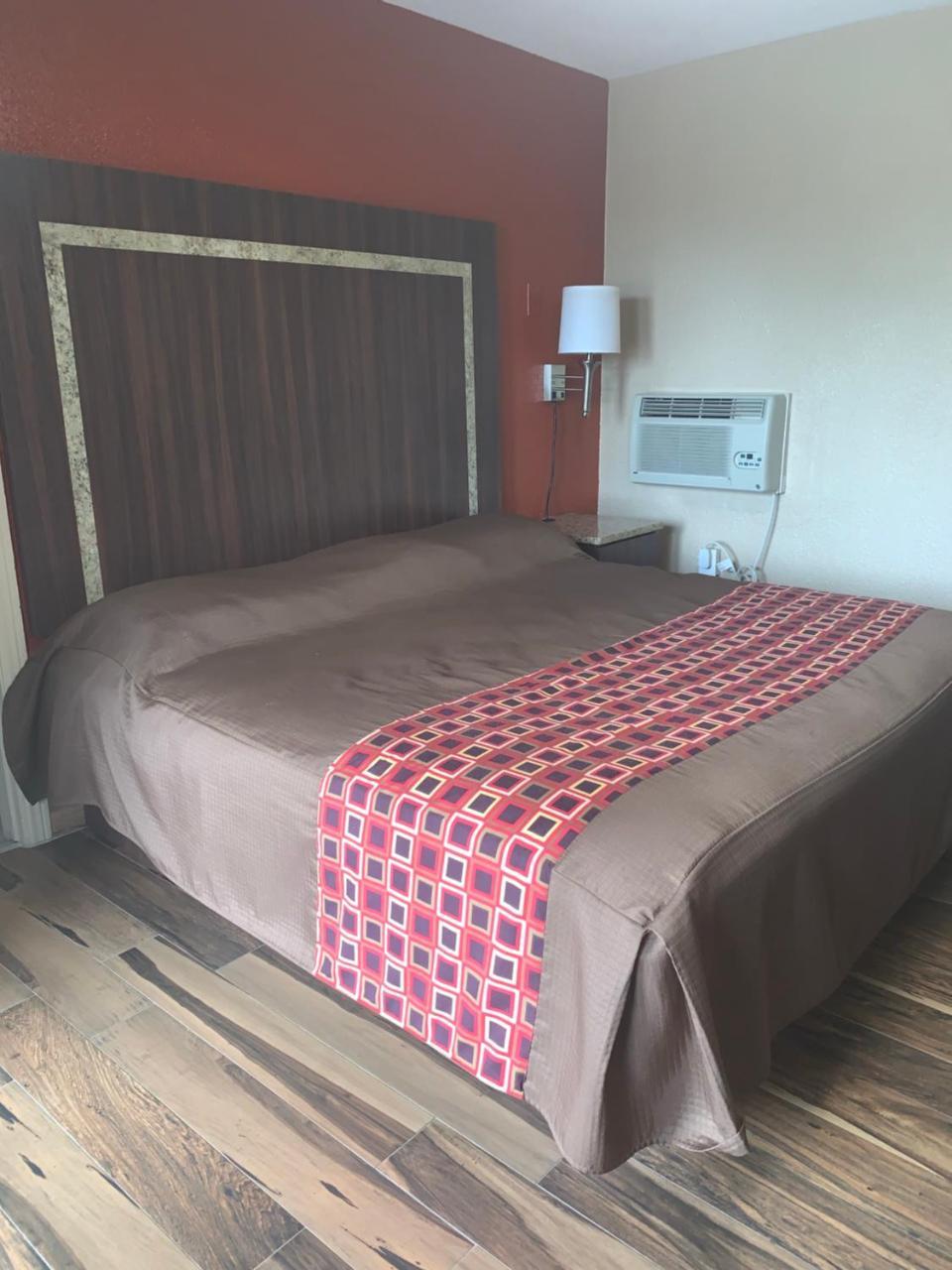 Prince Of Wales Motel Лейк Уелс Екстериор снимка