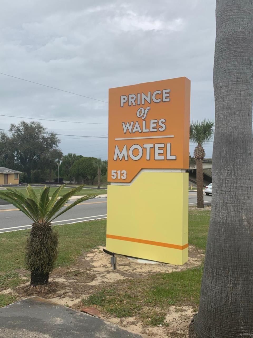Prince Of Wales Motel Лейк Уелс Екстериор снимка